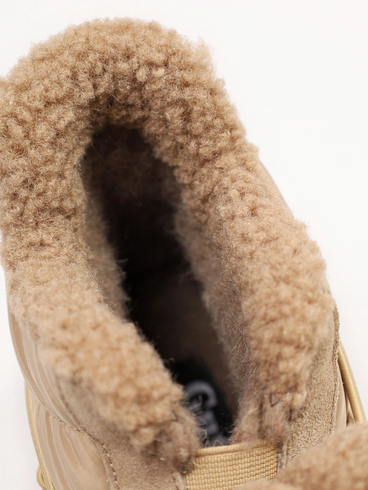 Кроссовки комбинированные бежевого цвета на рельефной подошве